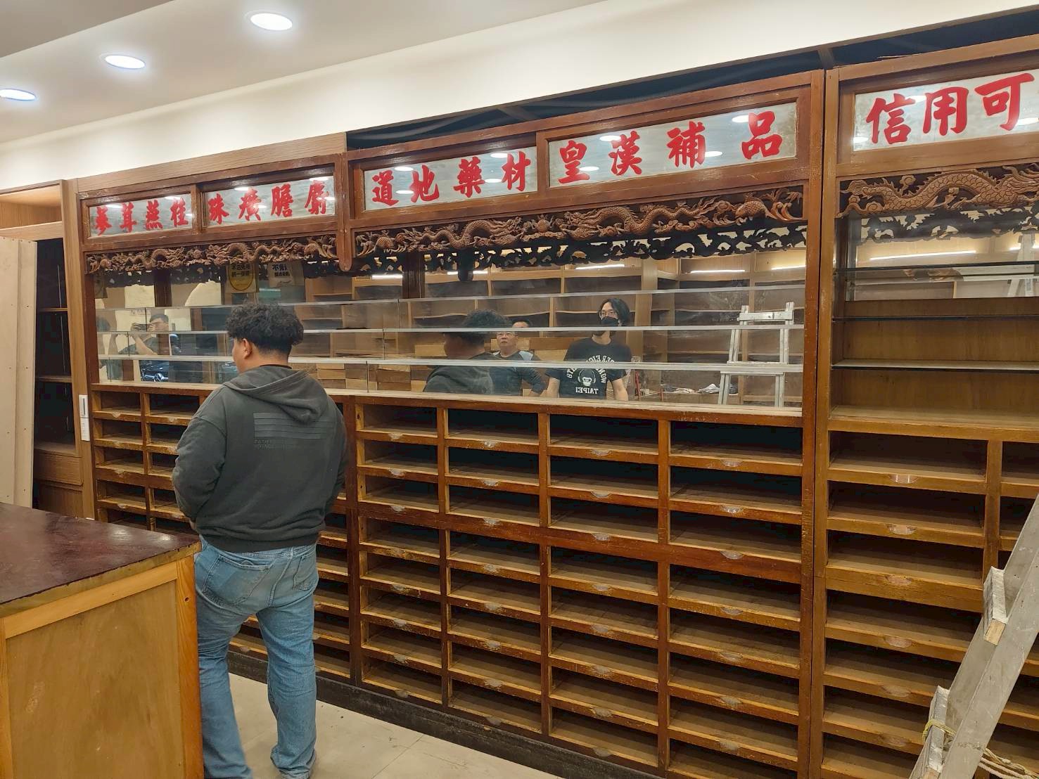 大型櫃體搬運過程